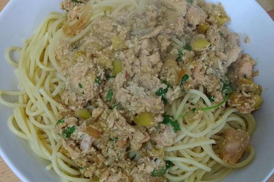 Spaghetti mit marinierten Lachswürfeln und Salzzitronen