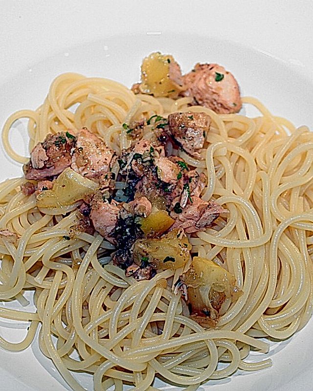 Spaghetti mit marinierten Lachswürfeln und Salzzitronen
