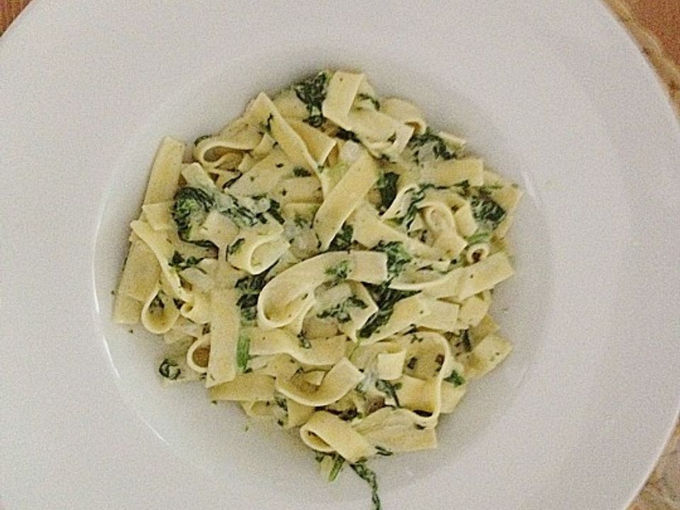 Nudeln mit Gorgonzola-Spinat-Sauce von Cathriiin| Chefkoch