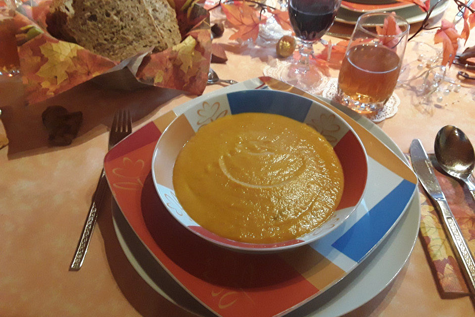 Kürbiscremesuppe mit Apfel und Kokosmilch