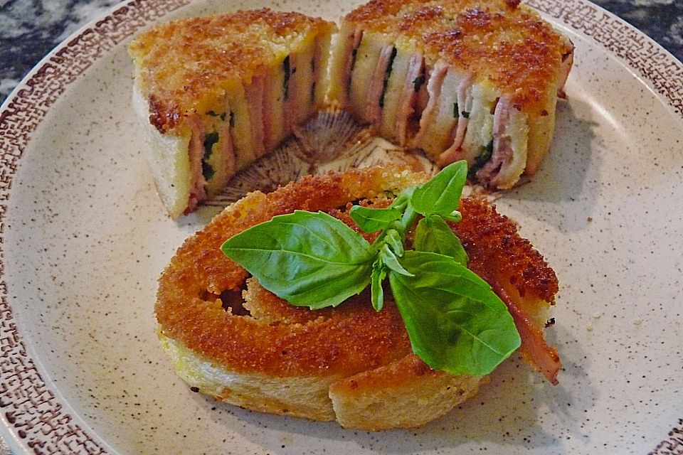 Tramezzini-Roulade mit Schinken und Kräutern