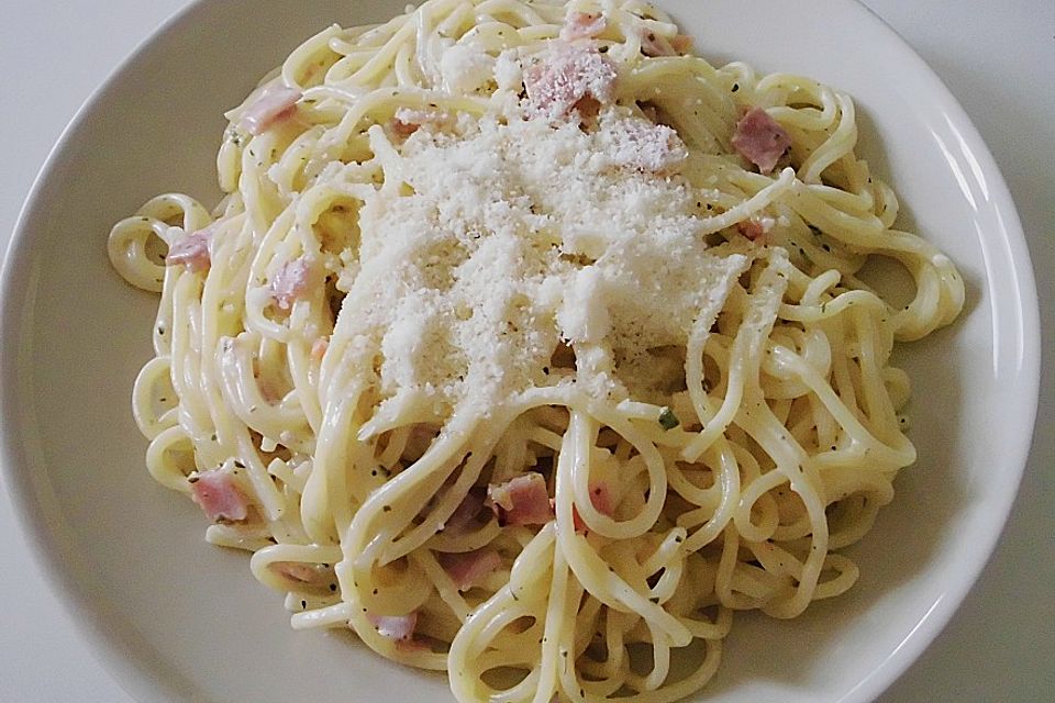 Spaghetti mit Schinken-Kräuter-Soße