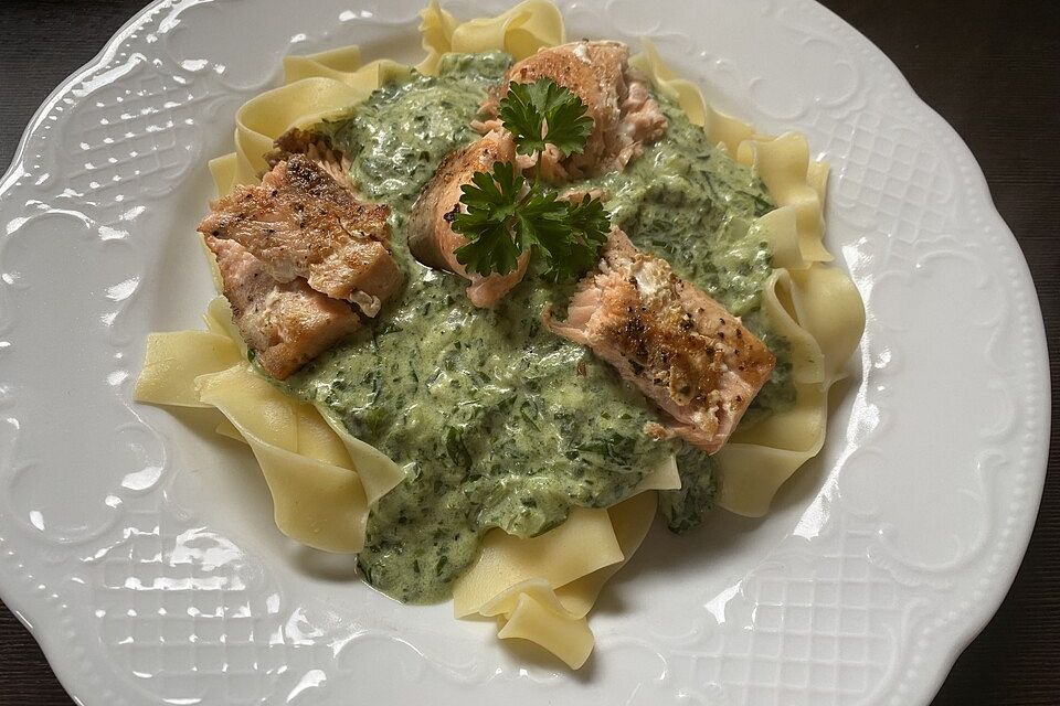 Nudeln mit Lachs und Spinat-Senf Sauce