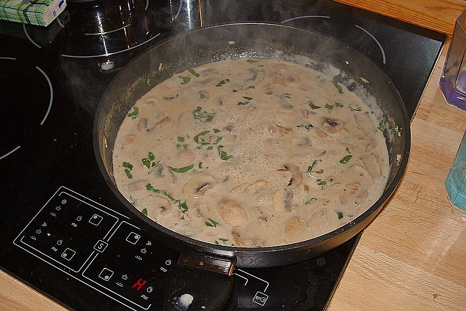 Hühnerbrüstchen in Madeirarahm, überbacken mit Gorgonzola