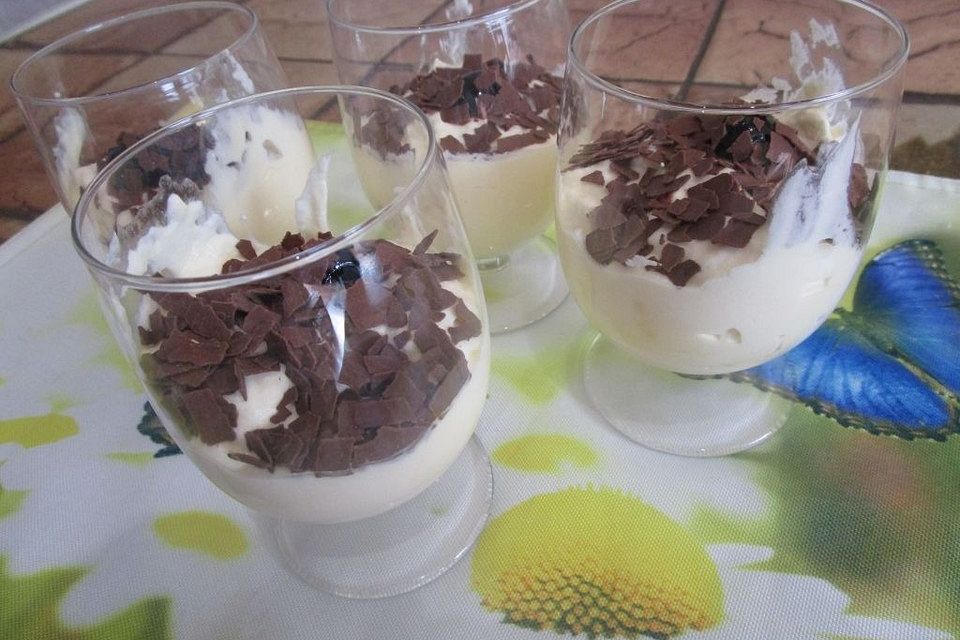 Kirschbecher mit Eierlikörcreme