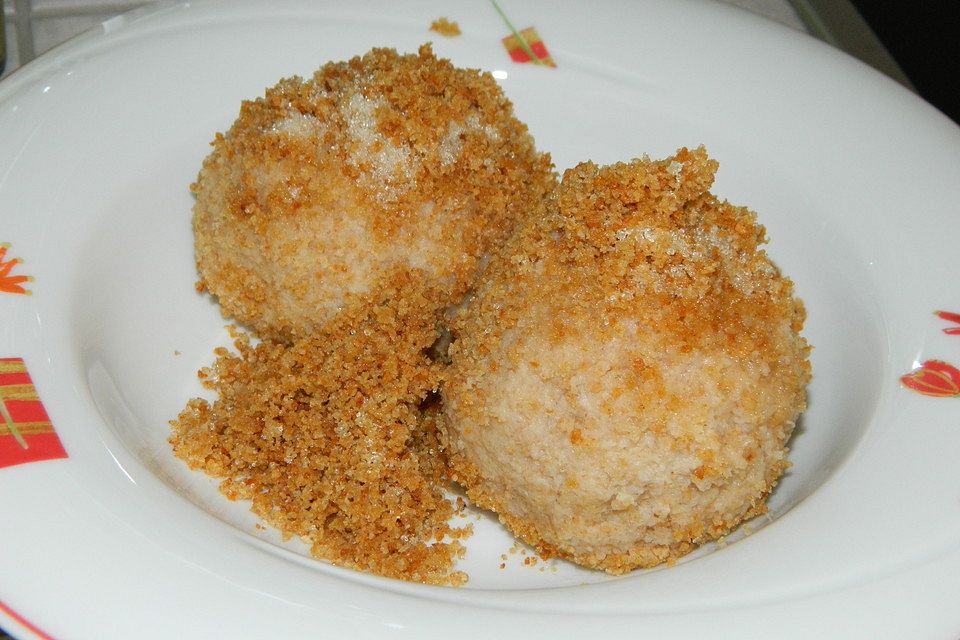 Zwetschgen- oder Marillenknödel mit Quarkteig