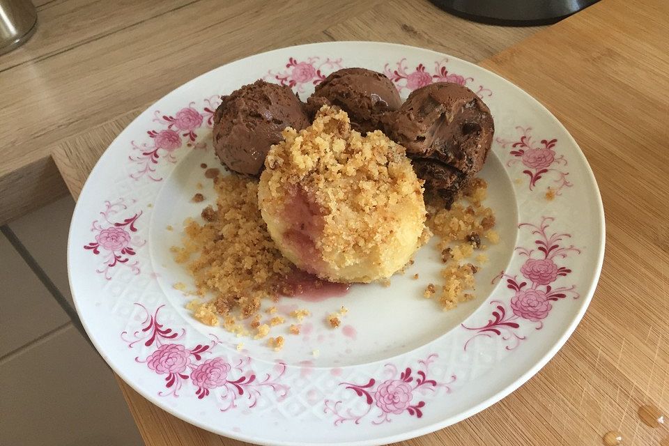 Zwetschgen- oder Marillenknödel mit Quarkteig