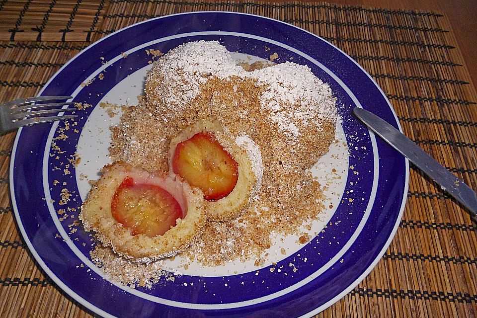 Zwetschgen- oder Marillenknödel mit Quarkteig