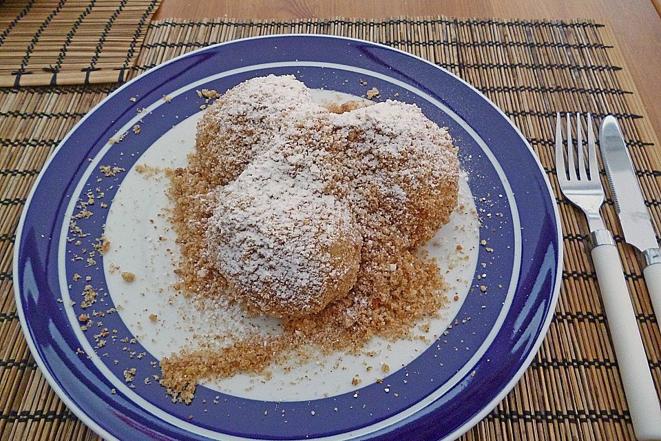 Zwetschgen- oder Marillenknödel mit Quarkteig