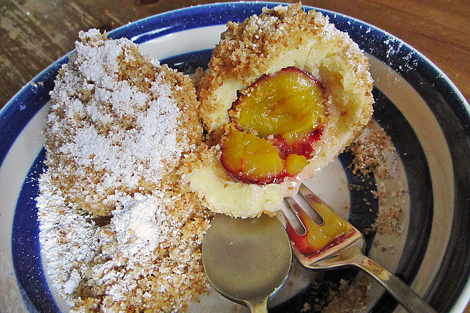 Zwetschgen- oder Marillenknödel mit Quarkteig