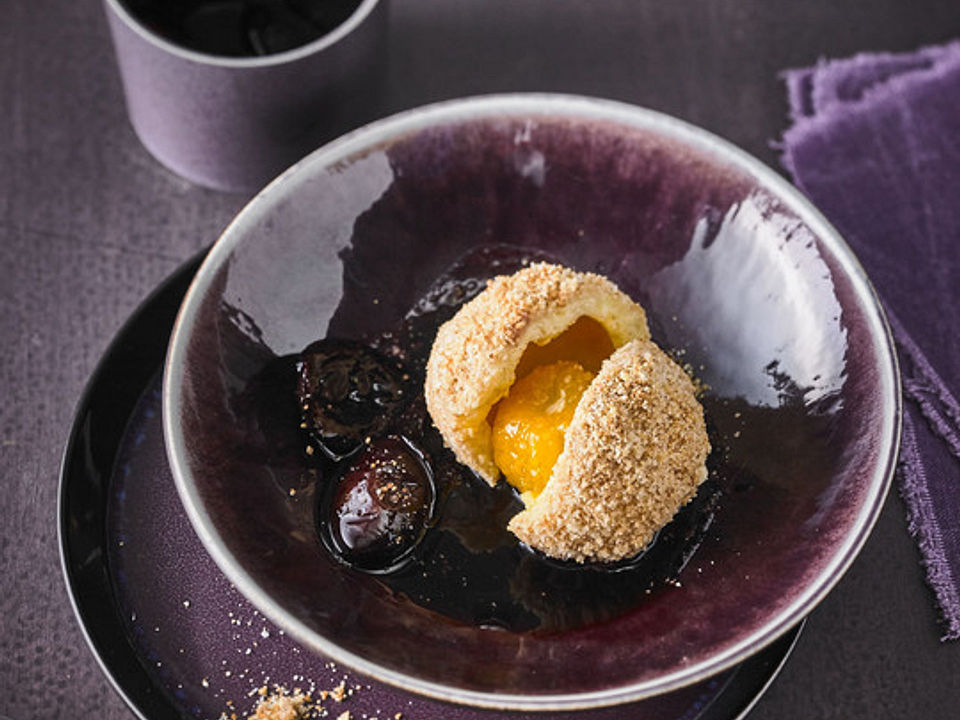 Zwetschgen- oder Marillenknödel mit Quarkteig von HelgaVerena| Chefkoch