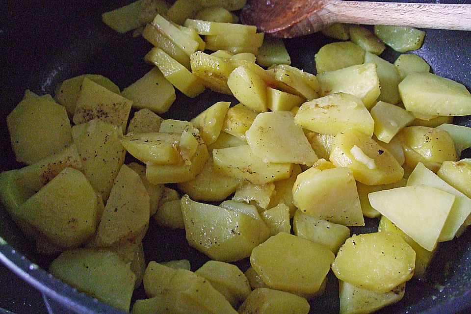 Deftige Bratkartoffeln von rohen Kartoffeln