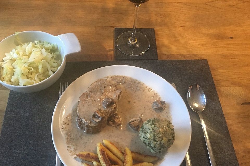 Doms Schweinebraten mit Senf-Honig Kruste und Champignonsoße