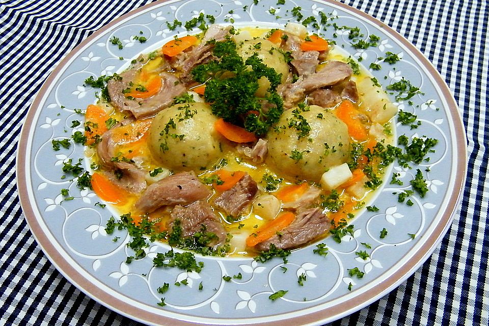 Ganslsuppe mit Bröselknödel