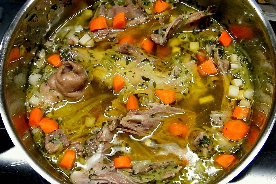 Ganslsuppe mit Bröselknödel