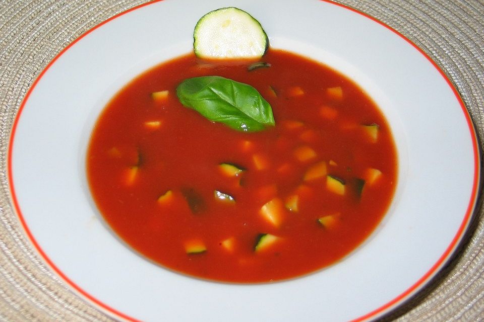 Tomatensuppe mit Mango und Zucchini