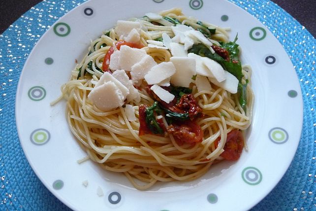 Spaghetti auf angebratenen, sonnengetrockneten Tomaten mit Rucola und ...