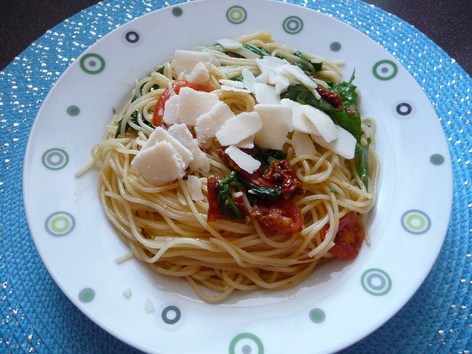 Spaghetti auf angebratenen, sonnengetrockneten Tomaten mit Rucola und ...