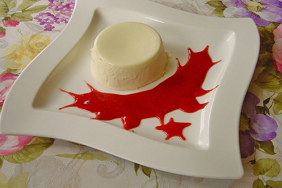 Mascarpone-Panna Cotta mit Erdbeersauce