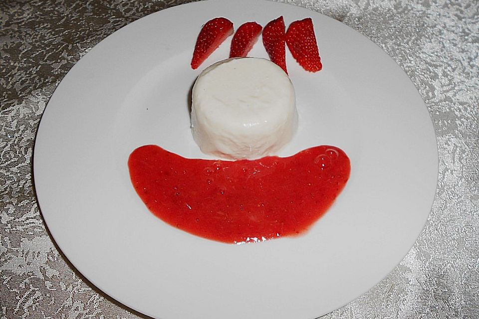 Mascarpone-Panna Cotta mit Erdbeersauce