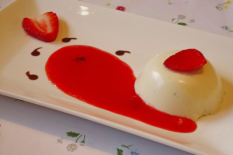 Mascarpone-Panna Cotta mit Erdbeersauce