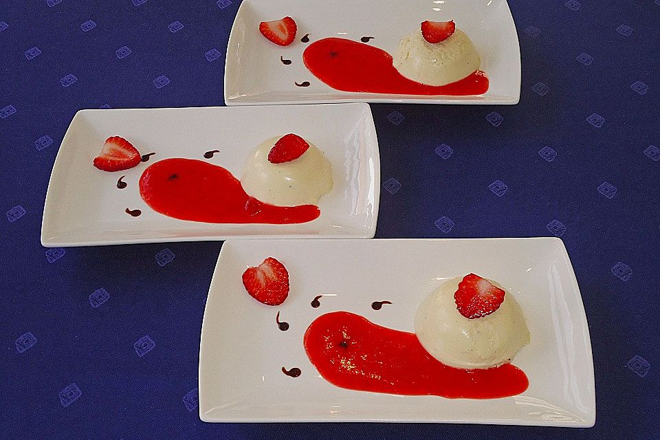 Mascarpone-Panna Cotta mit Erdbeersauce