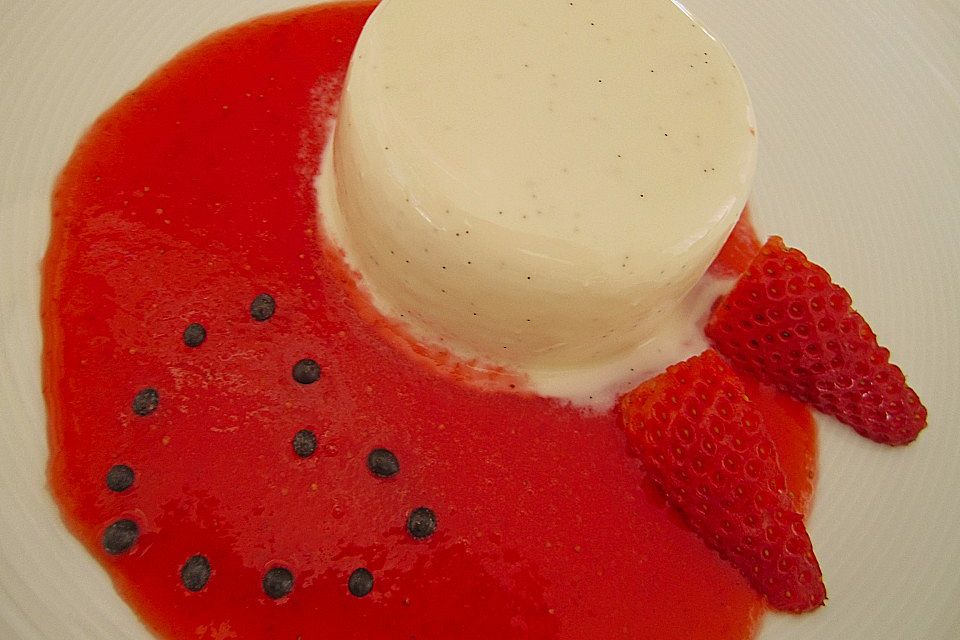 Mascarpone-Panna Cotta mit Erdbeersauce