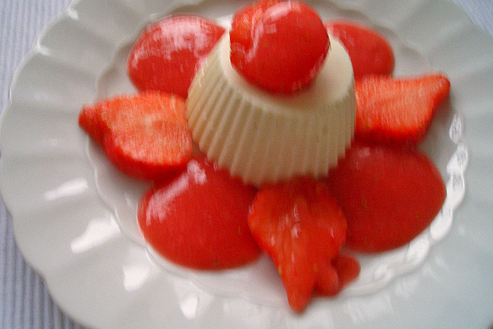 Mascarpone-Panna Cotta mit Erdbeersauce