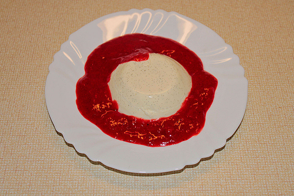 Mascarpone-Panna Cotta mit Erdbeersauce