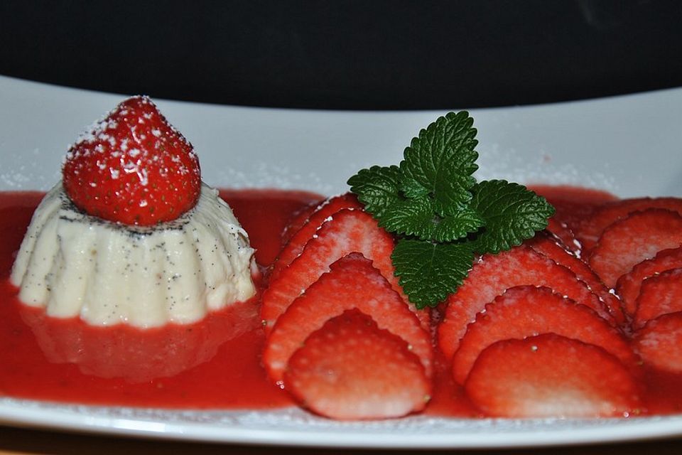 Mascarpone-Panna Cotta mit Erdbeersauce