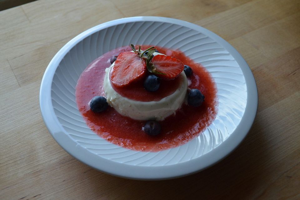 Mascarpone-Panna Cotta mit Erdbeersauce