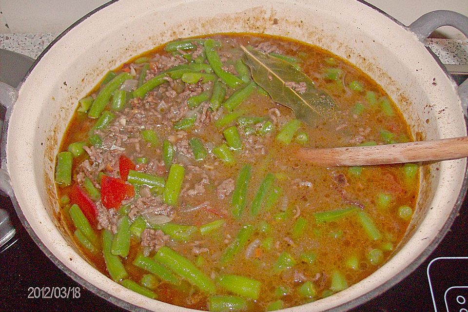 Rustikaler Hackfleischtopf mit Bohnen und Tomaten