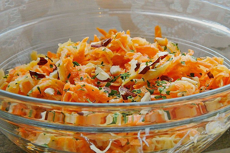 Sauerkraut-Möhrensalat mit Petersilie und Nüssen