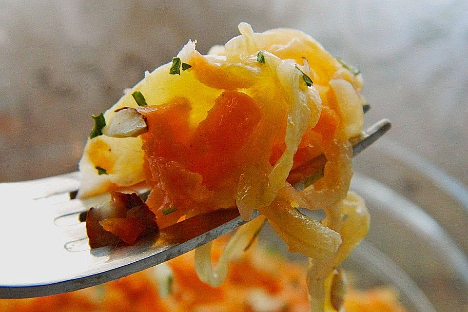Sauerkraut-Möhrensalat mit Petersilie und Nüssen