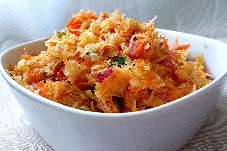 Sauerkraut-Möhrensalat mit Petersilie und Nüssen