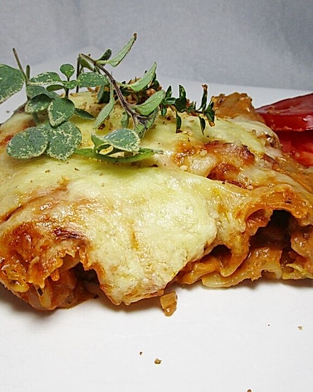 Cannelloni mit Chinakohl-Schwarzbrotfüllung mit Käse überbacken