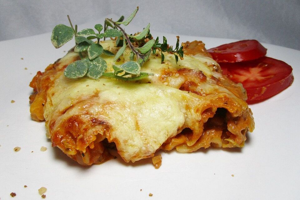 Cannelloni mit Chinakohl-Schwarzbrotfüllung mit Käse überbacken