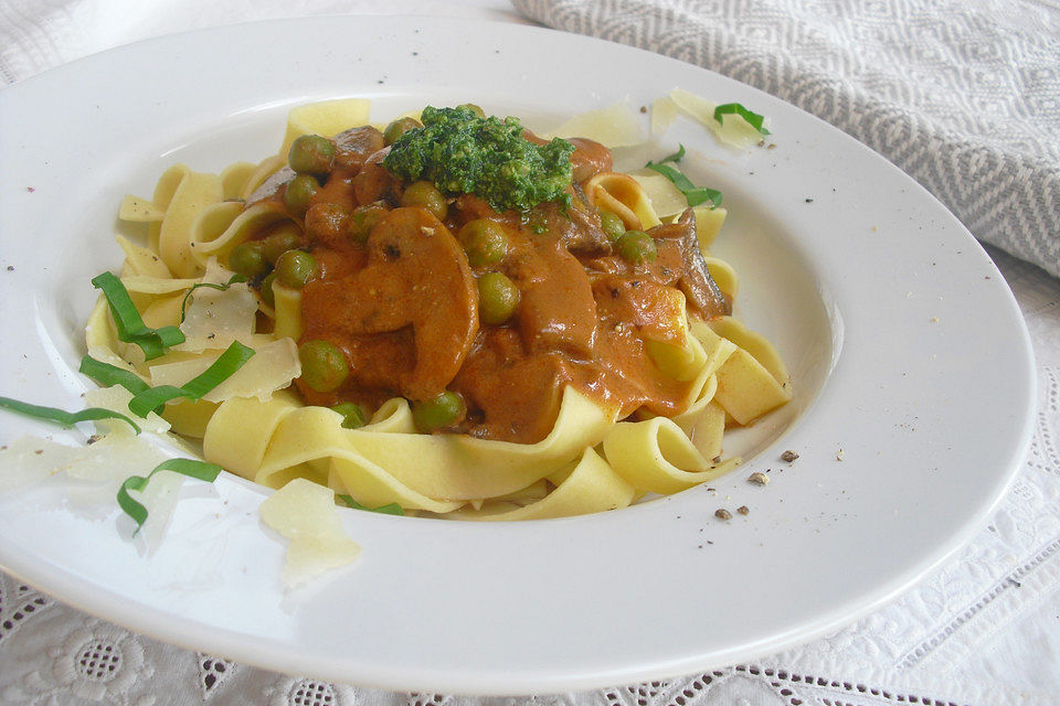 Nudeln mit Erbsen-Champignon-Tomatensoße