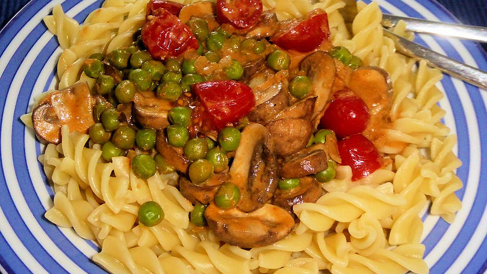 Nudeln mit Erbsen-Champignon-Tomatensoße von 98reinhold