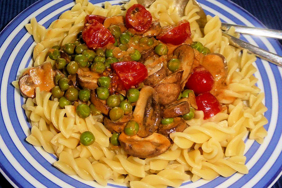 Nudeln mit Erbsen-Champignon-Tomatensoße