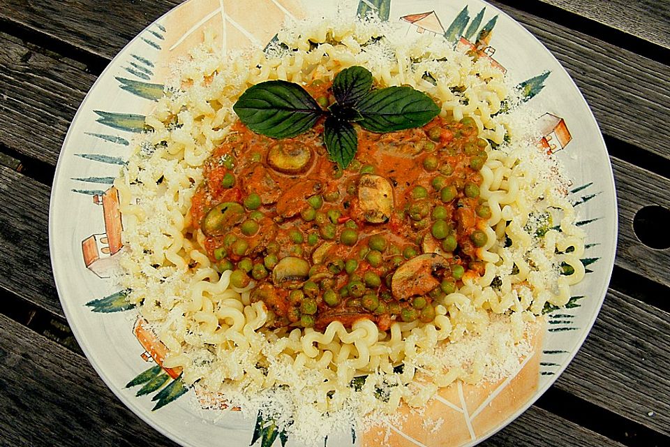 Nudeln mit Erbsen-Champignon-Tomatensoße