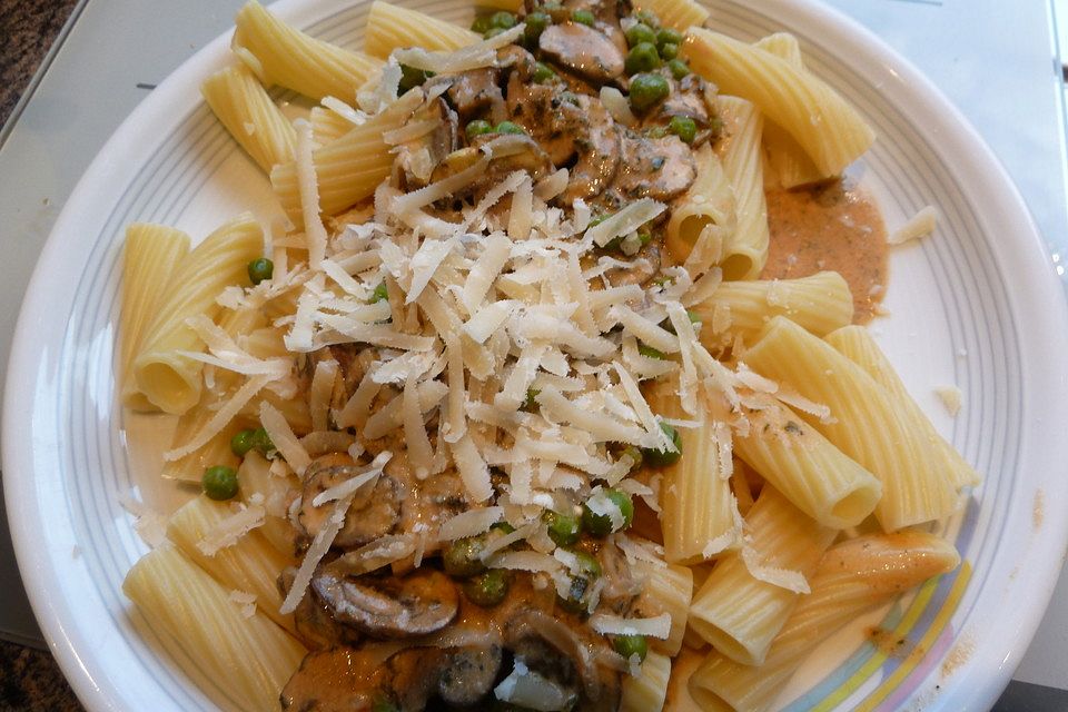 Nudeln mit Erbsen-Champignon-Tomatensoße