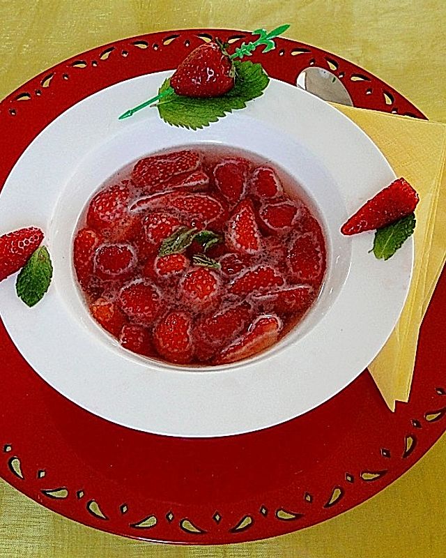 Erdbeerkaltschale mit Prossecco