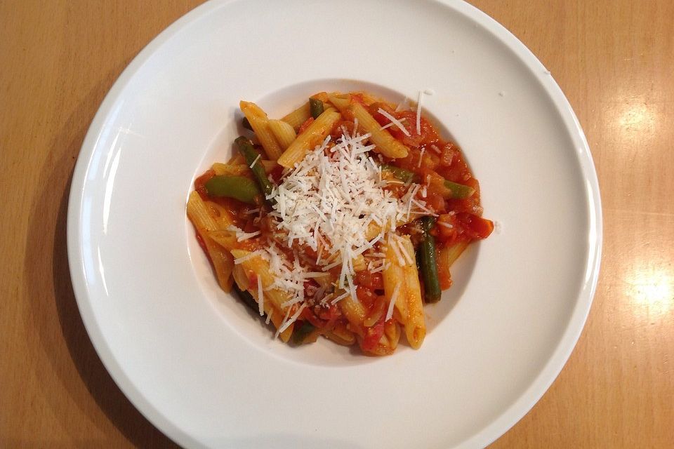 Pasta mit scharfer Bohnen-Tomaten Sauce