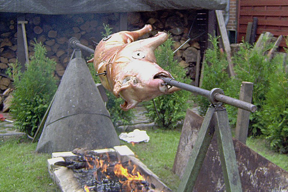 Spanferkel, gegrillt am Drehspieß