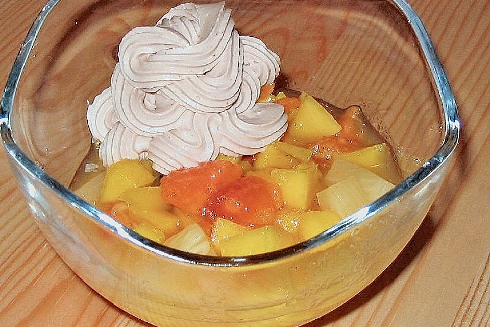 Exotischer Obstsalat mit Champagnertrüffel - Sahne