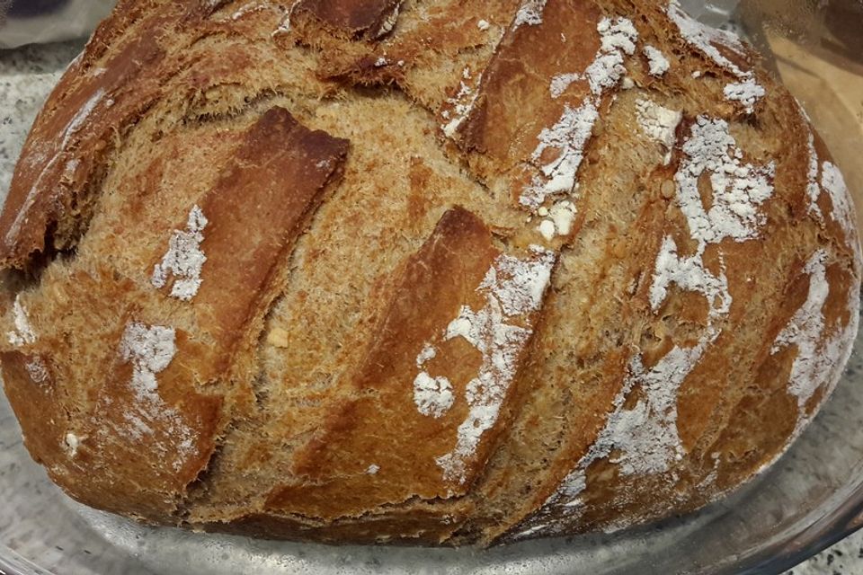 Buttermilchbrot mit Weizenvollkornmehl und Sonnenblumenkernen