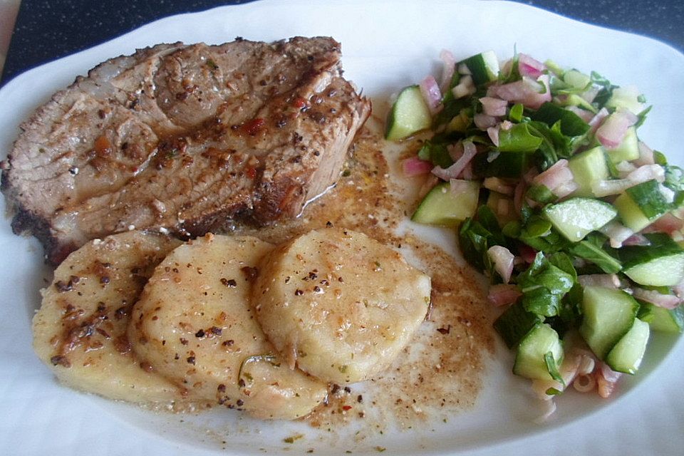 Schweinsbraten mit Semmelknödeln und Stöcklkraut