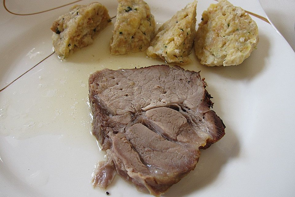 Schweinsbraten mit Semmelknödeln und Stöcklkraut