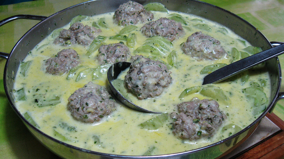 Schmorgurkenpfanne mit Wurstbällchen von Mysteria